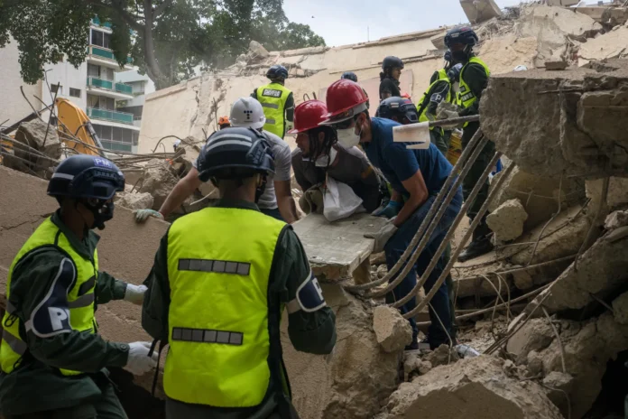Caraqueños buscan a familiares desaparecidos tras terremotos.