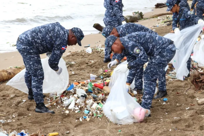 Policía Nacional limpia playa Fray Antón.