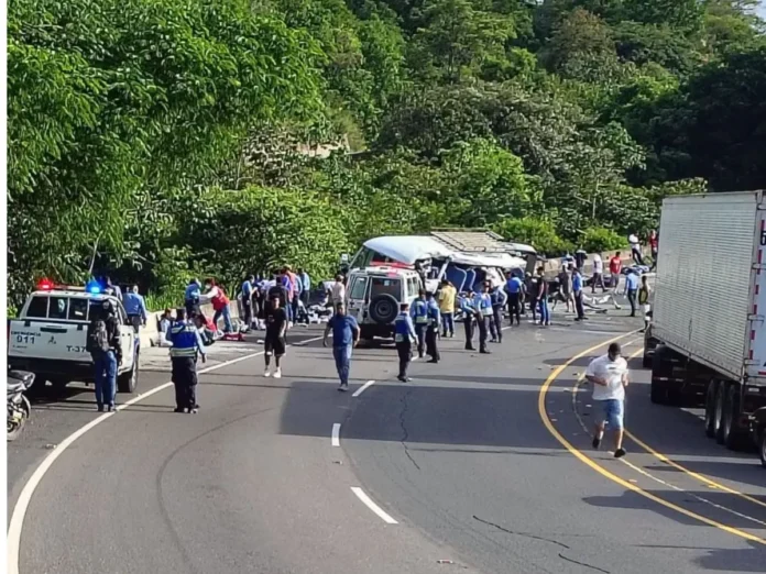 Accidente de tráfico en Honduras con policías.