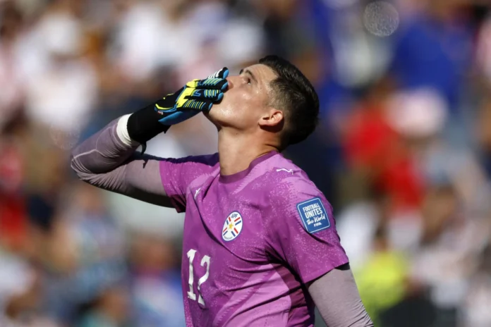 Orlando Gill celebra victoria de Paraguay en Mundial