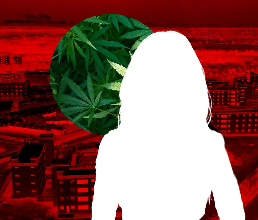 Mujer arrestada por intentar introducir drogas.