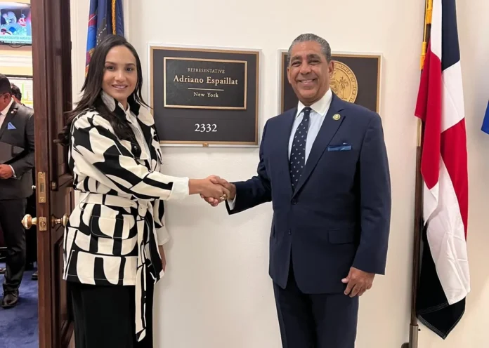 Priscila D’Oleo elogia a Adriano Espaillat.