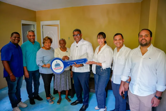 Entrega de vivienda a anciana en Hato Nuevo