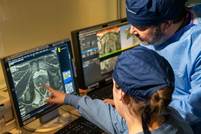 Hombres ignorando síntomas de cáncer de próstata.