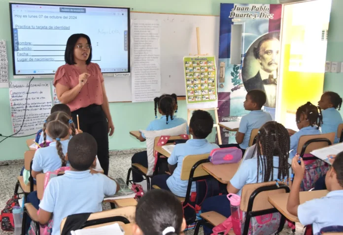 Docentes participan en evaluación de desempeño.