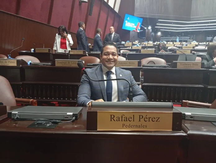 Diputado Rafael Pérez renuncia a Fuerza del Pueblo