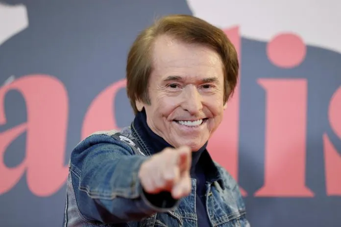 Raphael en concierto, celebrando su carrera.