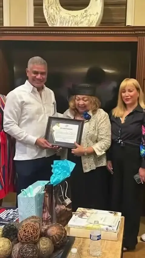 Holi Matos recibe reconocimiento en Orlando.