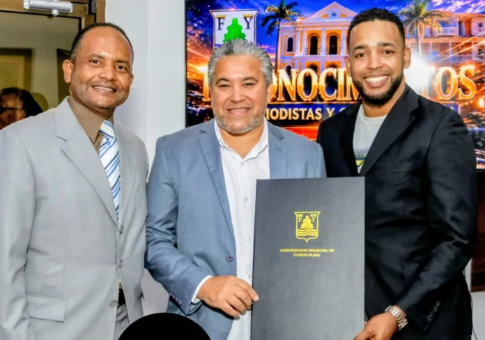 Enmanuel Reyes recibe premio de comunicación.