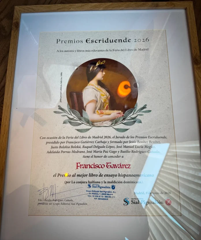 Francisco Tavárez recibe premio literario internacional.