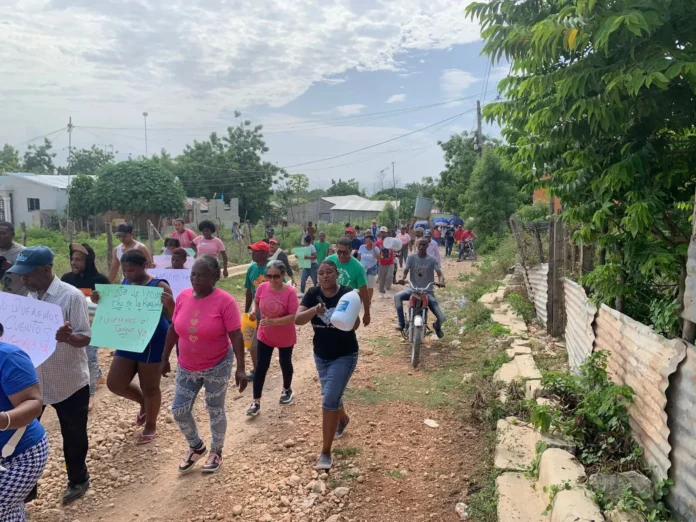 Comunitarios exigen agua en Barahona.