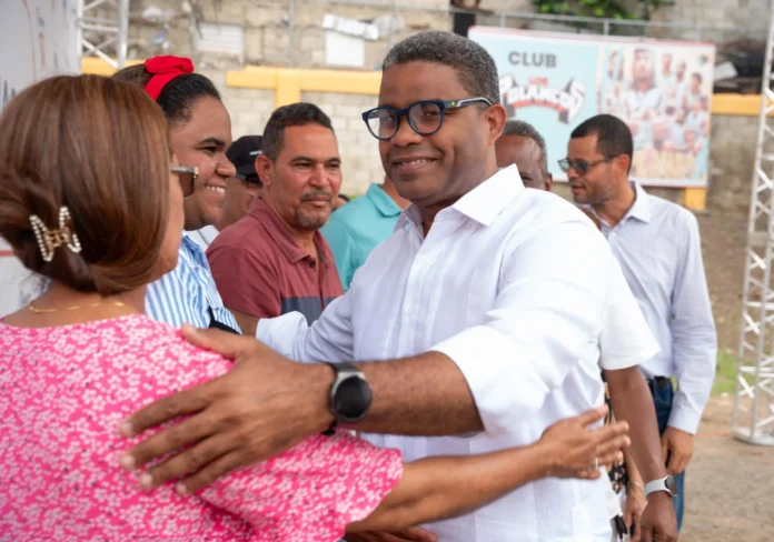 Robert Polanco apoya a los pobres en crisis.