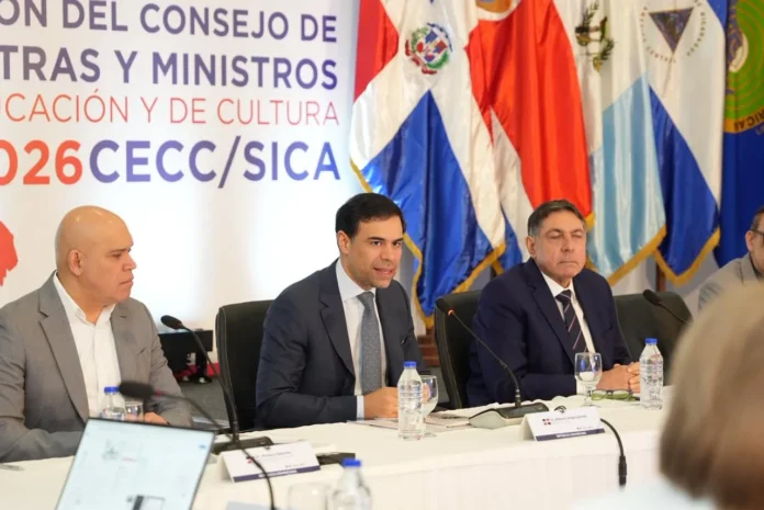 Roberto Ángel Salcedo en reunión cultural.