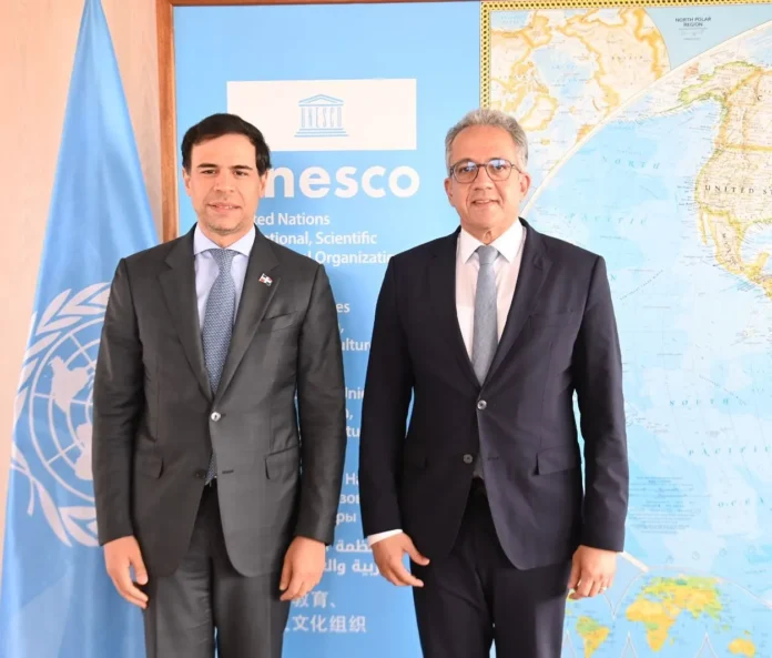 Roberto Ángel Salcedo y director de Unesco.