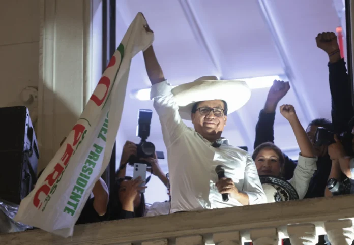 Roberto Sánchez lidera elecciones en Perú.