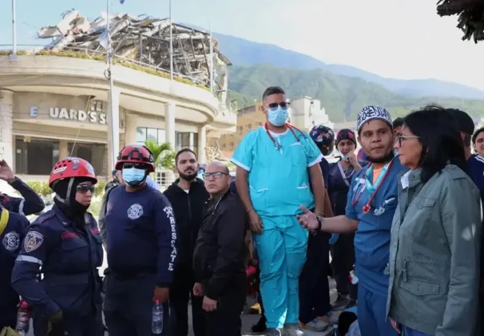 Delcy Rodríguez enfrentando protestas en La Guaira.