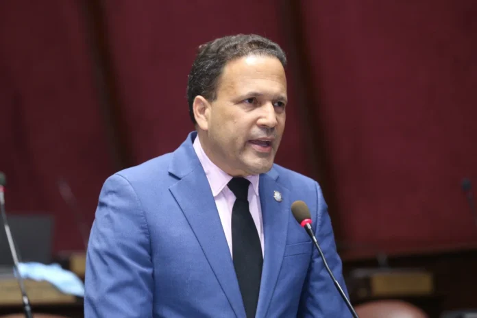 Diputado defiende derechos de maestros en protestas