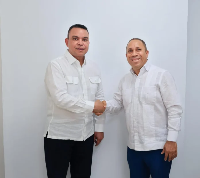 Julio Landrón y Alfonzo Herasme en juramentación.