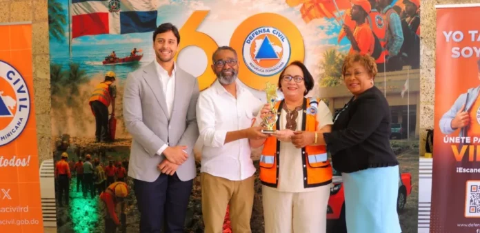 Reconocimiento a Sandra Matos en Defensa Civil