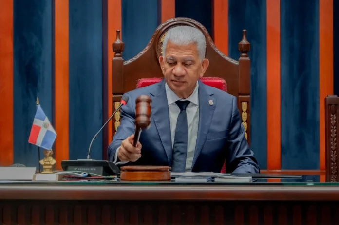 Senado aprueba ley contra plásticos y foam.