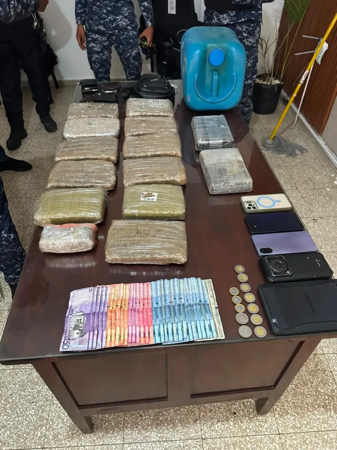 Detención de ocho hombres por narcotráfico.