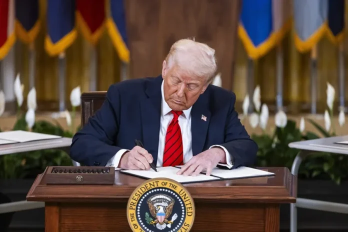 Trump firma orden contra derechos laborales.