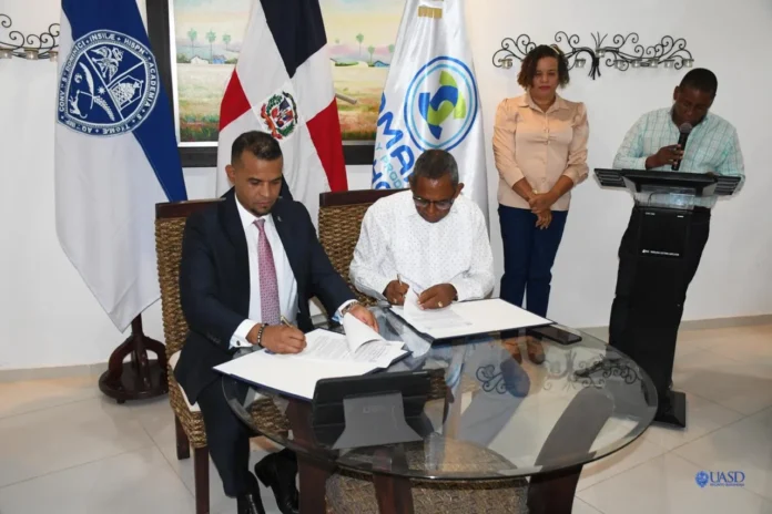 UASD Barahona y Cámara de Comercio firman acuerdo