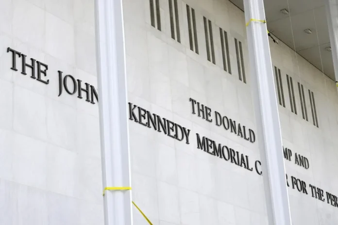 Centro Kennedy retira nombre de Trump.