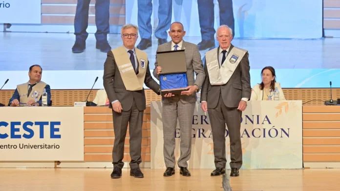 Vicealmirante Cabrera Ulloa recibe distinción.