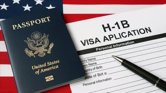 Juez bloquea tarifa de visas H-1B.