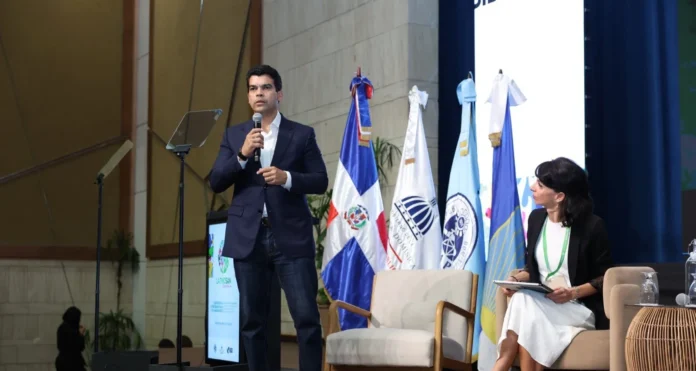 Wellington Arnaud en panel sobre saneamiento.