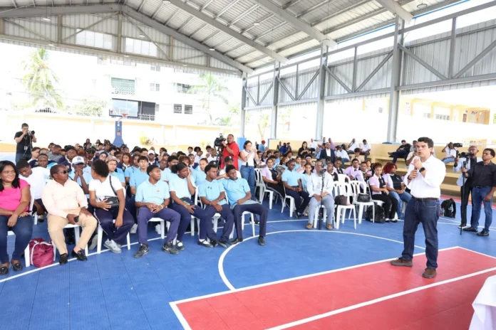 Wellington Arnaud presenta proyecto de saneamiento.