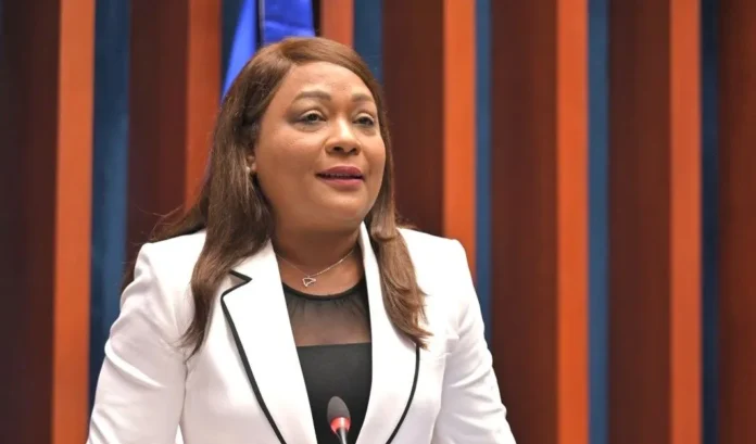 Senadora Villanueva defiende su gestión pública.