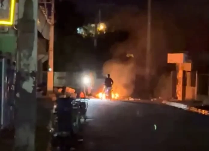 Protesta por apagones en Villa Enmanuel.