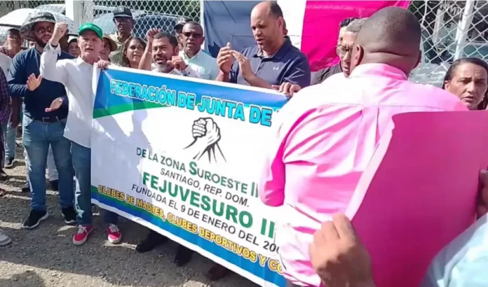 Protesta por asfaltado en Santiago.