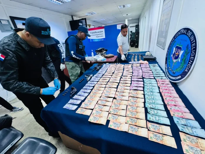 Allanamientos en Santiago: armas y dinero incautados.