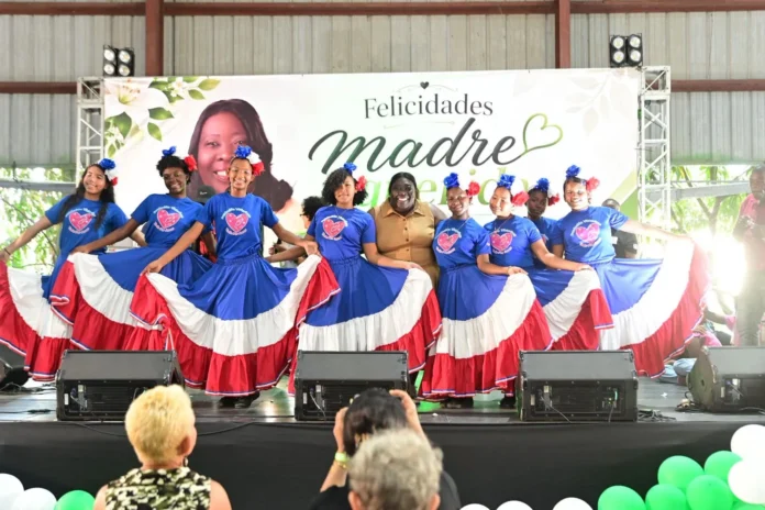 Dulce Rojas celebra a las madres en Guaricano