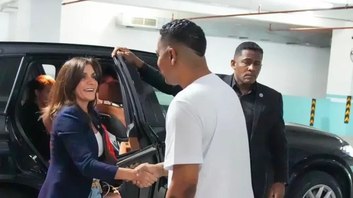 Embajadora de EE.UU. elogia a Santiago Matías.