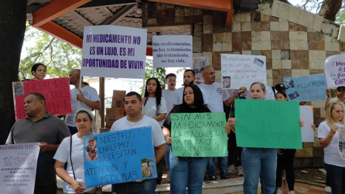 Pacientes con Crohn protestan por medicamentos retrasados.