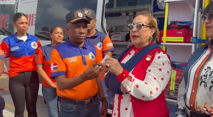 Ambulancia donada a Defensa Civil de Santiago