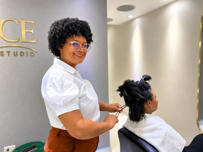 Deyanira Alfonseca emprende en cuidado capilar.