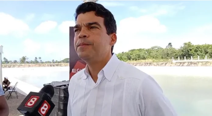 Wellington Arnaud supervisa planta de tratamiento.