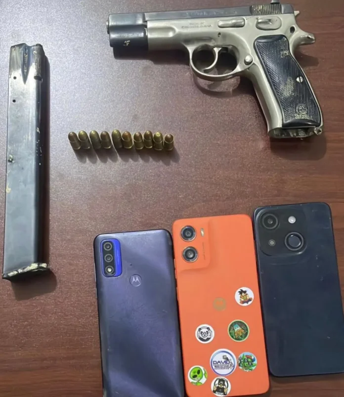 Policía arresta a tres hombres por robo.