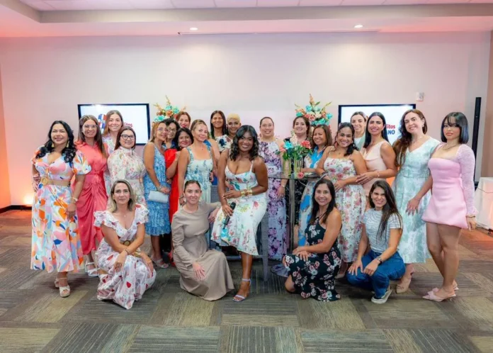 Mujeres latinas en evento de liderazgo.