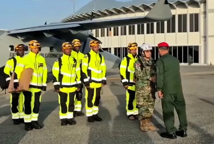 Rescatistas dominicanos llegan a Venezuela.