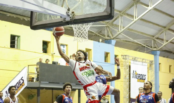 Ángel Hidalgo anota canasto decisivo en partido.
