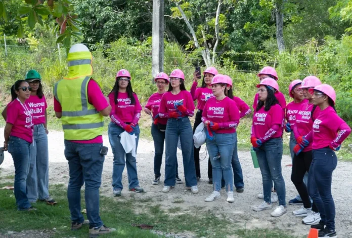 Mujeres construyendo hogares en San Cristóbal.