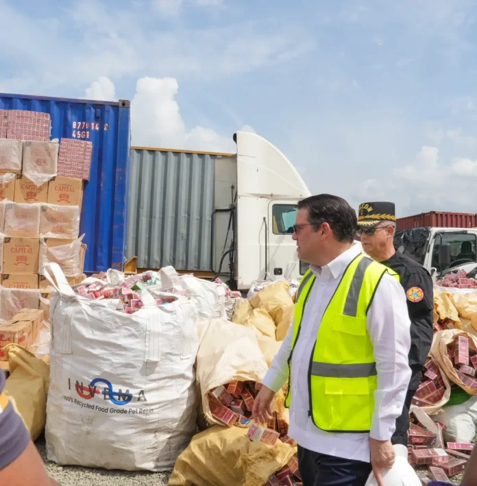 Destrucción de mercancías ilegales en San Cristóbal.