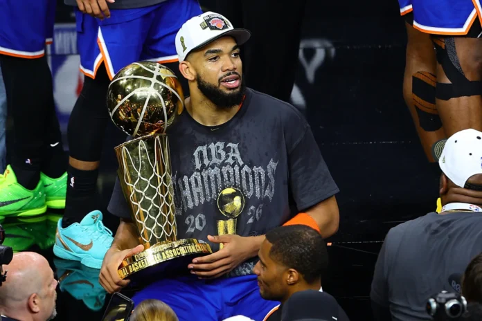 Karl-Anthony Towns celebra el título de NBA.