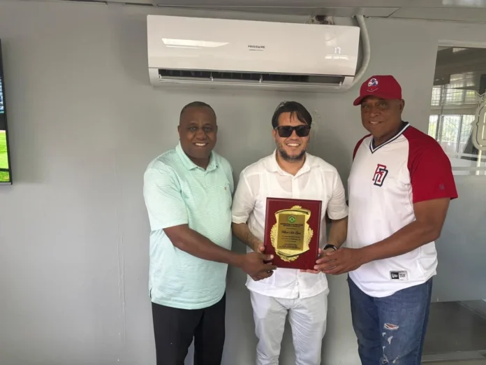 Homenaje a William Aish en béisbol AA